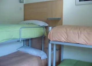 Cama individual en habitación compartida 3