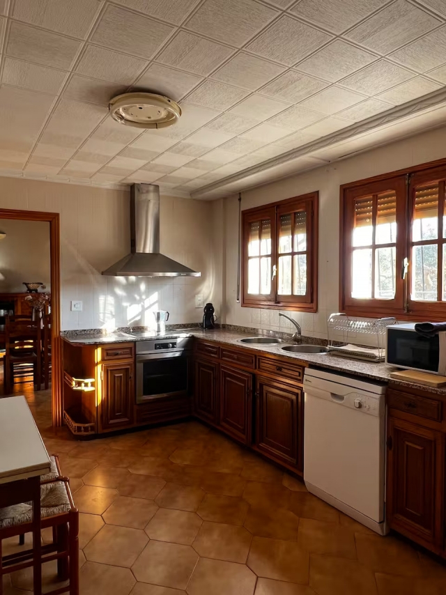 Cocina amplia con mesa