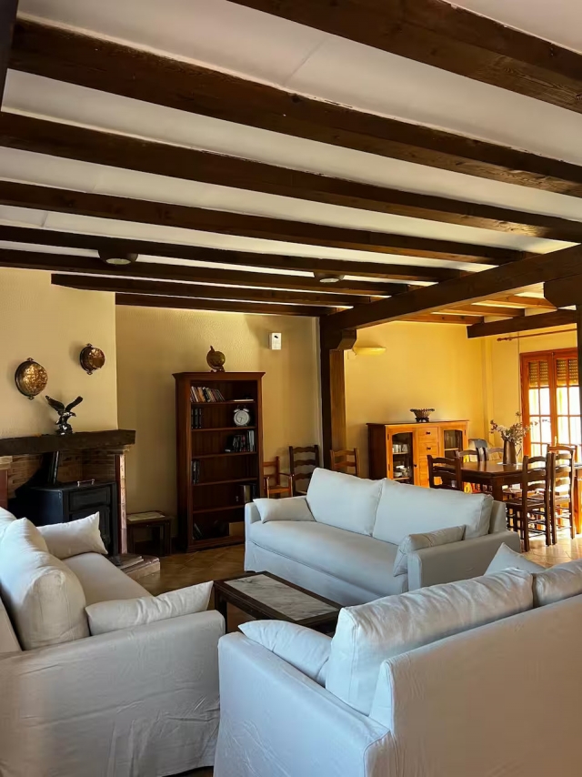 Sala amplia con chimenea