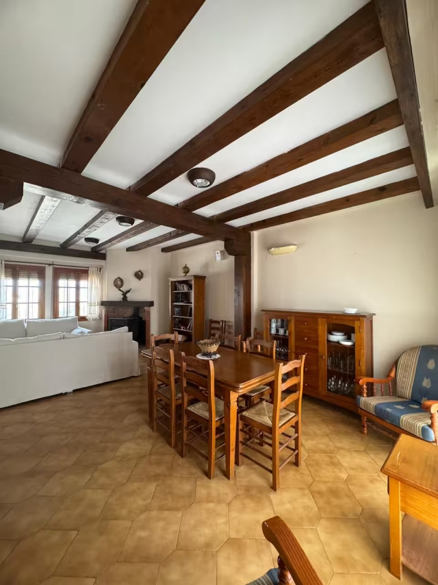 Sala de estar con mesa