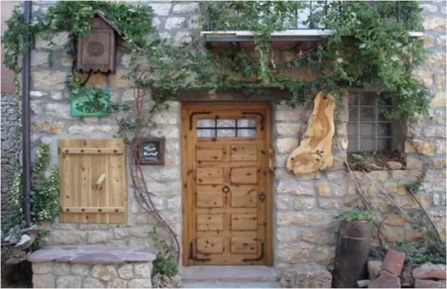 Entrada a la casa con puerta de madera
