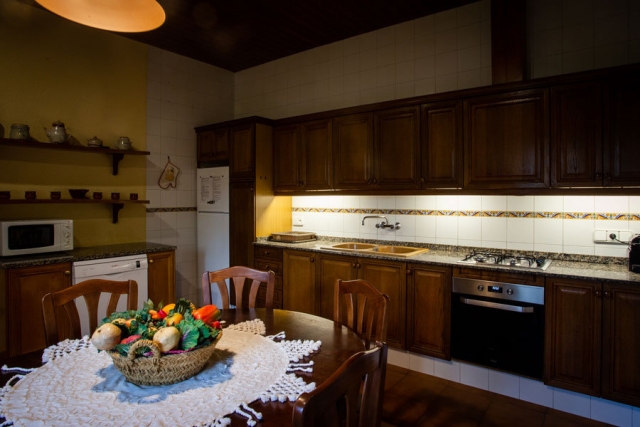 Cocina alargada con mesa