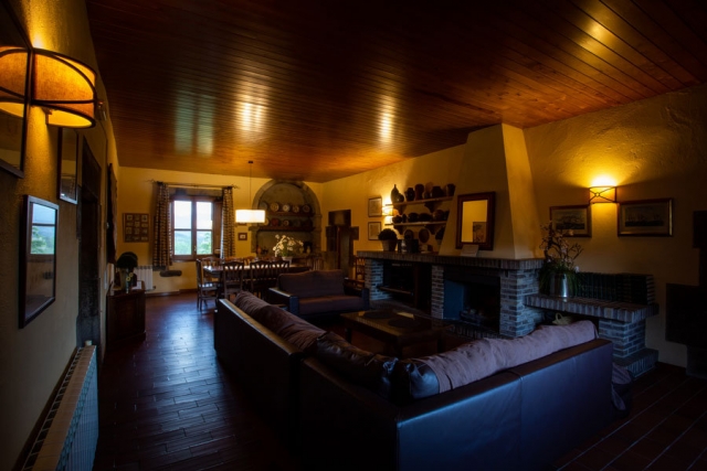 Sala amplia con chimenea