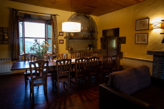 Sala amplia con mesa 