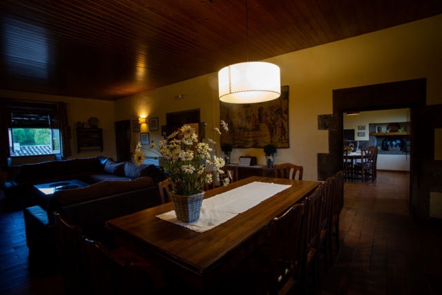 Sala amplia con ventana 