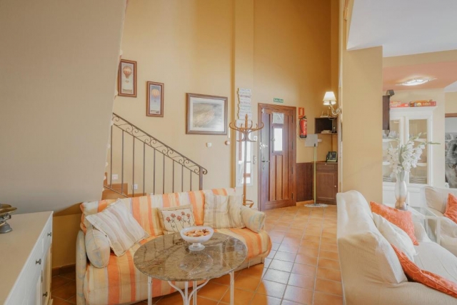 Sala amplia con sillones