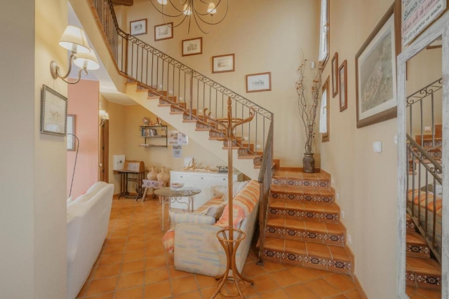 Sala amplia y escaleras