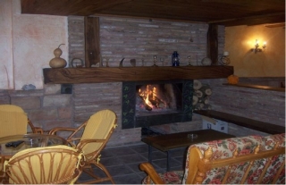 Salón común con chimenea