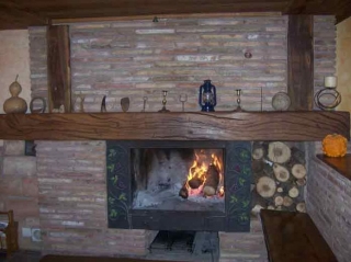 Salón de la casa con chimenea