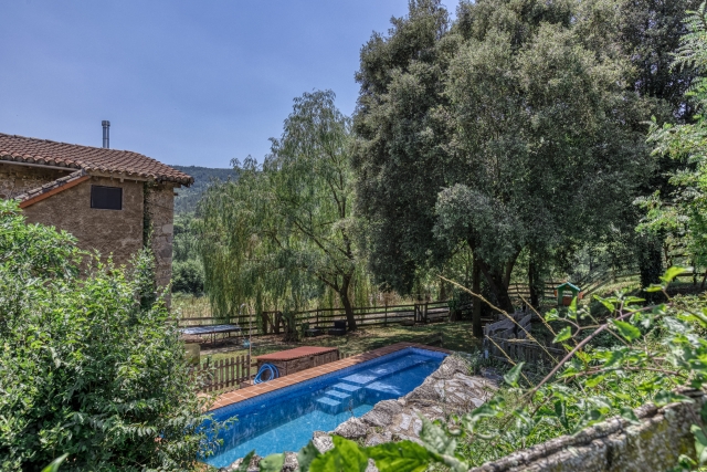 Amplio exterior y piscina