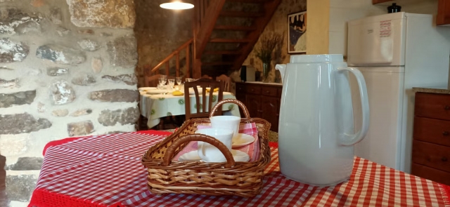 Cocina completa con mesa