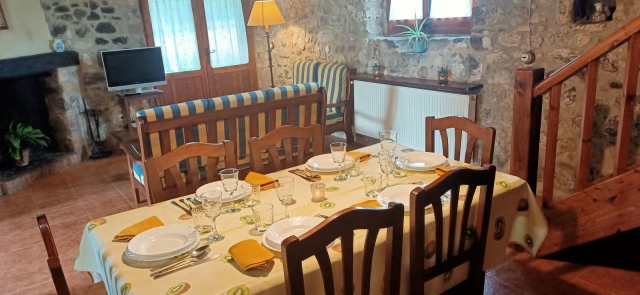 Sala amplia con mesa