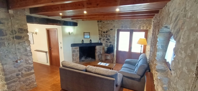 Sala con paredes de piedra