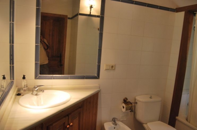 Aseo con lavabo en esquina