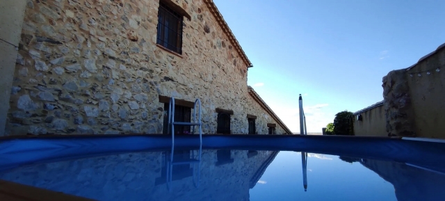 Amplia piscina exterior