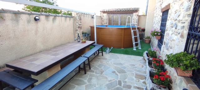 Amplio exterior con piscina