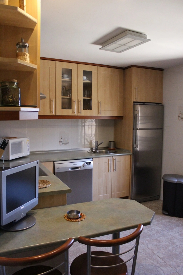 Cocina amplia con barra