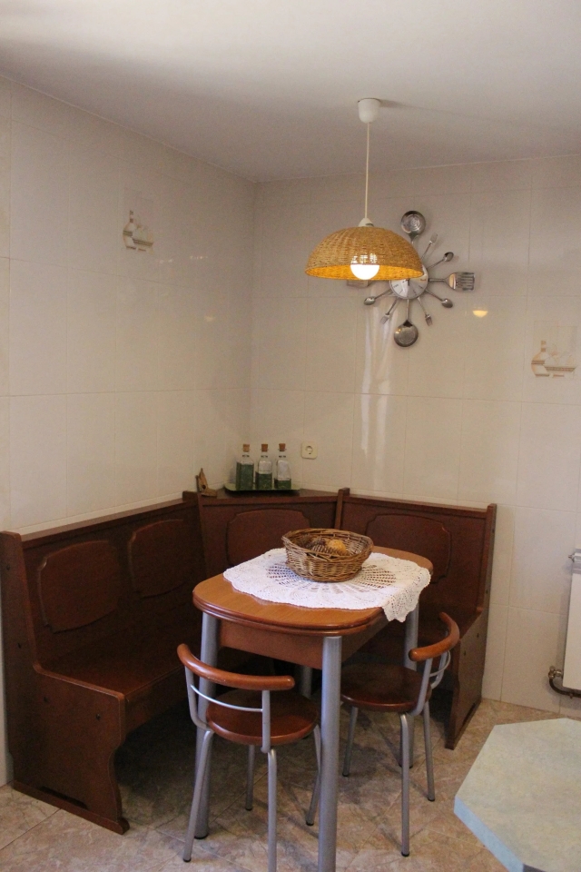Cocina con mesa y bancos
