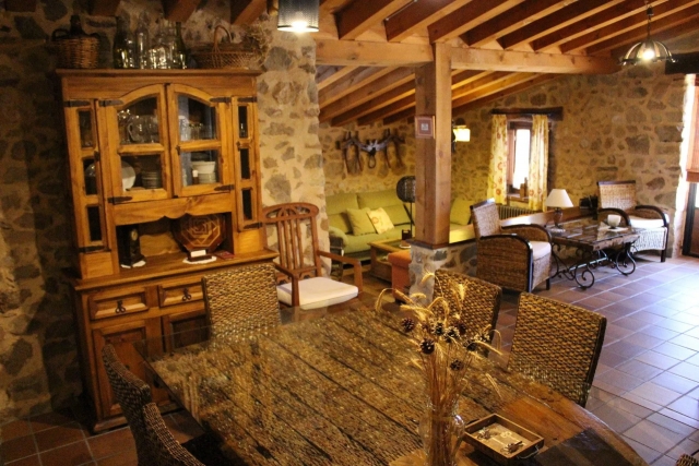 Sala amplia con su mesa