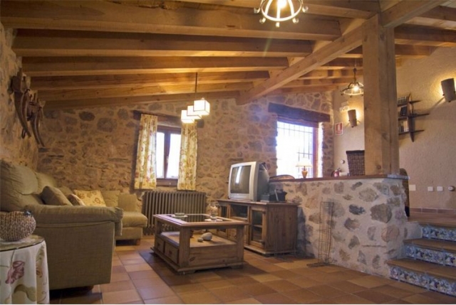 Sala de estar con mesa auxiliar de madera