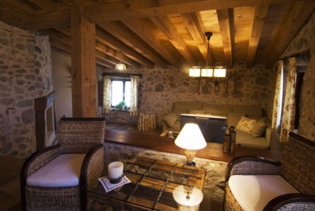 Sala de estar con sillas de mimbre