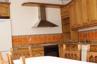 Cocina completa con mesa en el centro