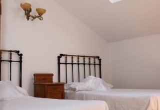 Dormitorio doble con colchas de color blanco