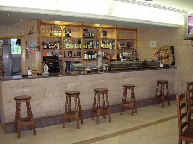 Bar con taburetes de madera
