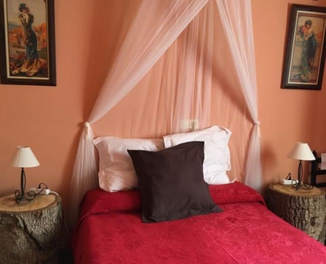 Dormitorio con colchas en color rojo