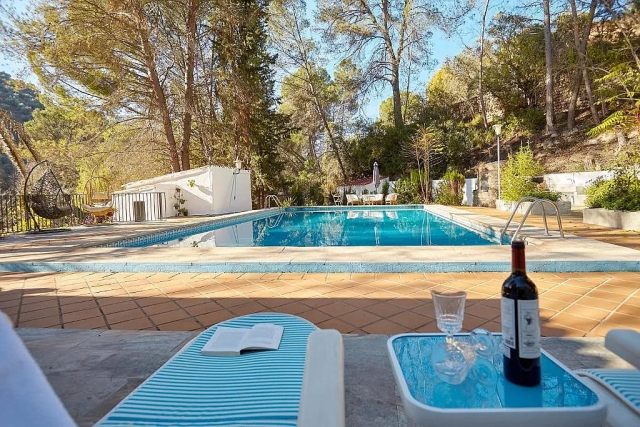 Amplia piscina 