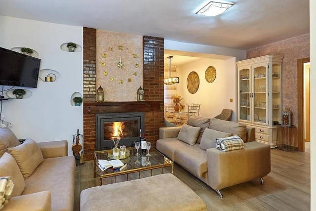 Sala amplia con chimenea