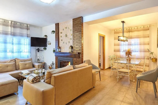 Sala amplia con chimenea 