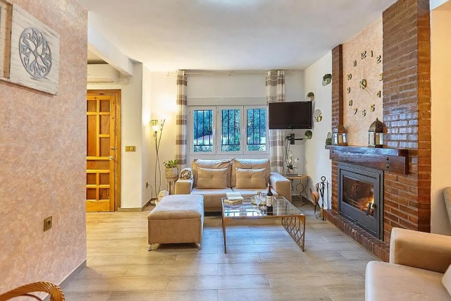 Sala amplia con chimenea