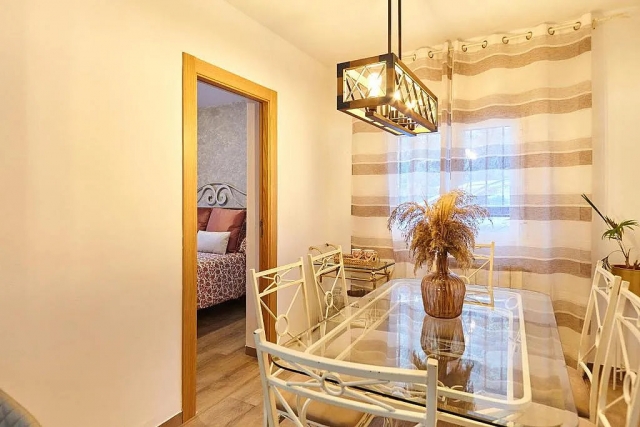 Sala de estar con mesa 