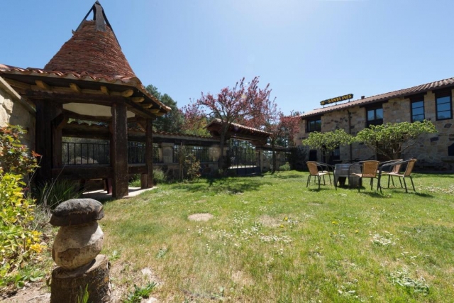 Amplios jardines con mesa