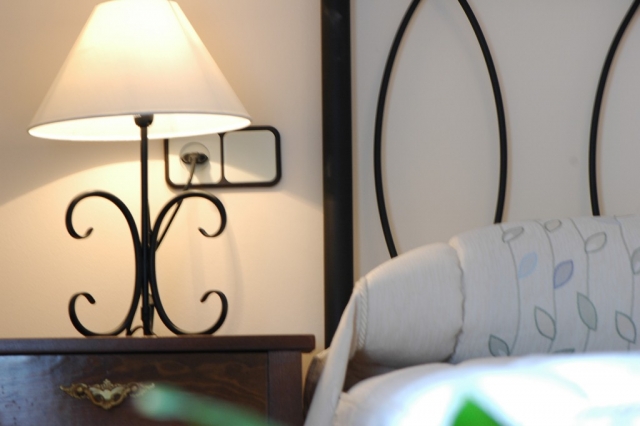 Dormitorio con mesilla