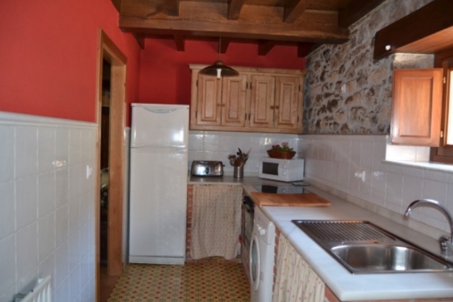 Cocina de piedra y azulejos