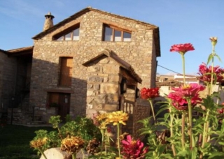 Puerta de entrada y fachada