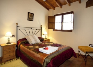 Dormitorio con cama de matrimonio