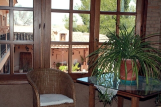 Mesa junto a la ventana