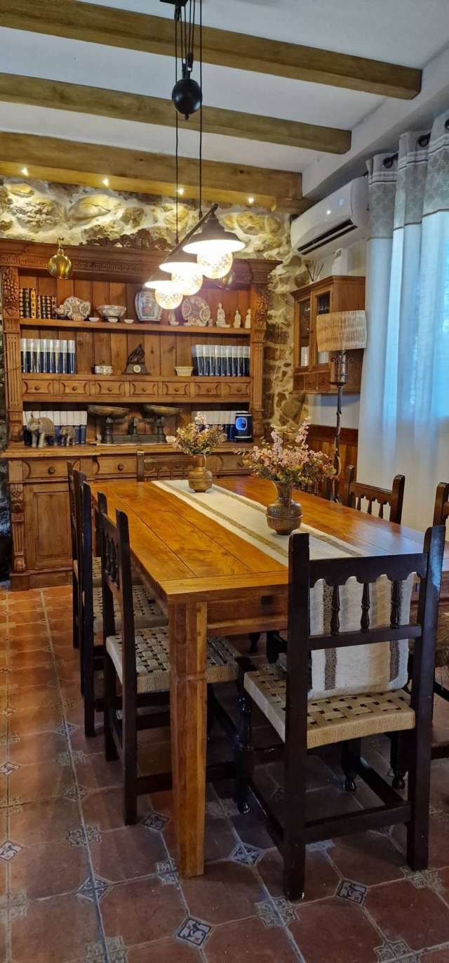 Sala de estar con mesa 