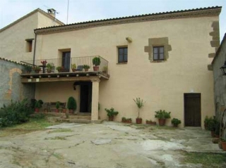 Vistas generales de la fachada y eel patio