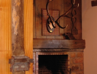 Sala de estar con la chimenea decorada