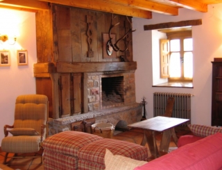 Sala de estar con la chimenea en el frente