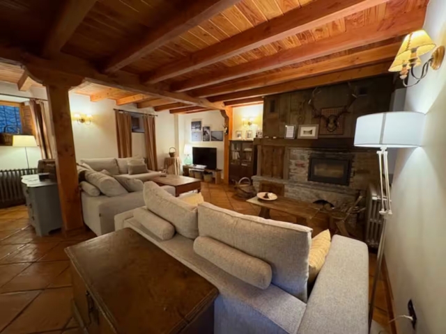 Sala con chimenea y tele
