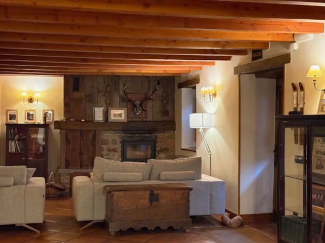 Sala amplia con chimenea