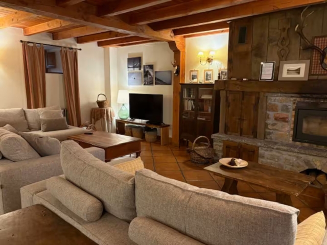 Sala amplia con chimenea