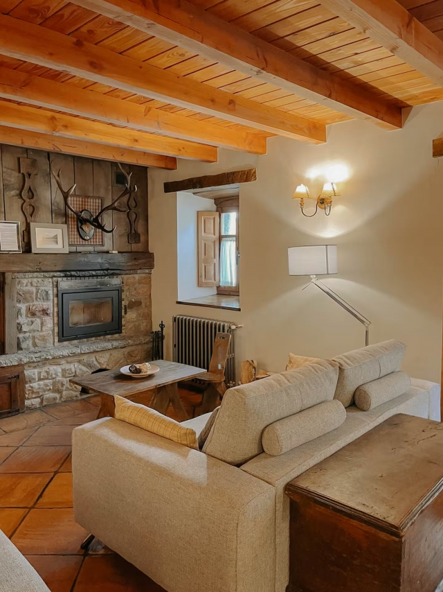 Sala amplia con chimenea