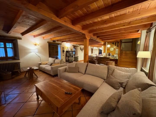 Sala amplia con mesa