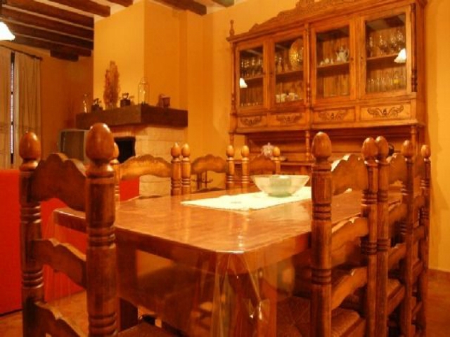  Detalle de la mesa con sillas de madera en  casa rural
